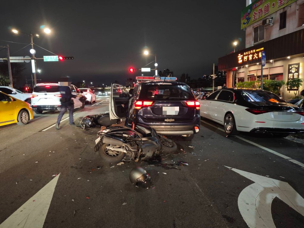 影/連環大撞！台中太原路自小客追撞2機車再撞警車 車頭全毀3人送醫