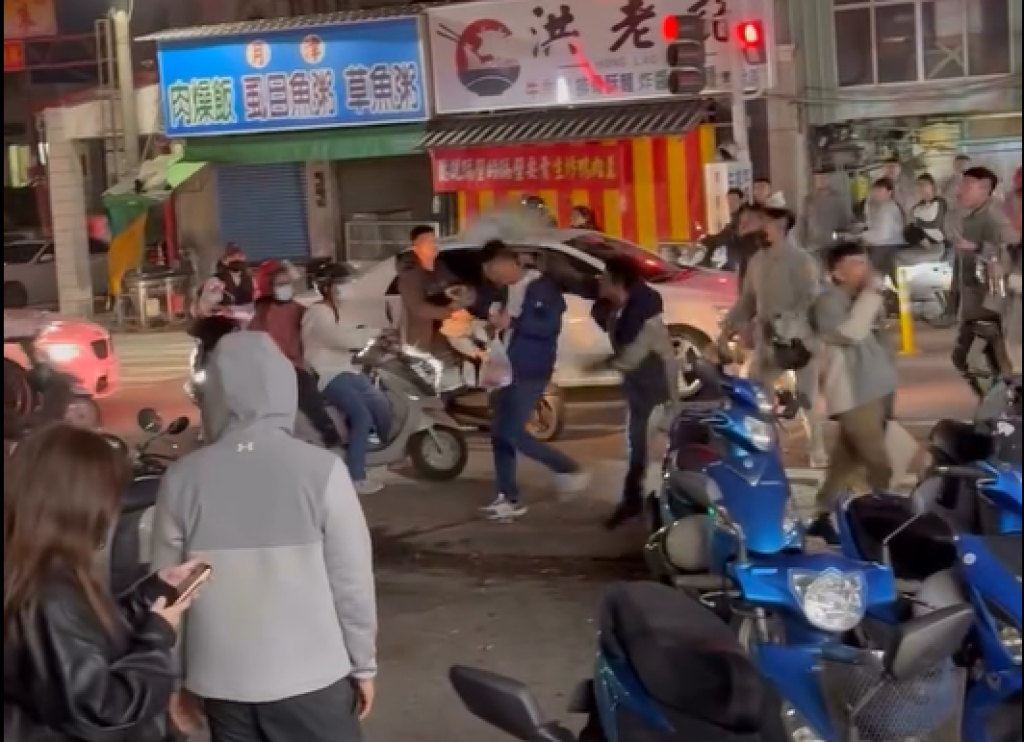 影／鹽水蜂炮上演大亂鬥！安全帽圍毆尻頭　警制止被丟蜂炮