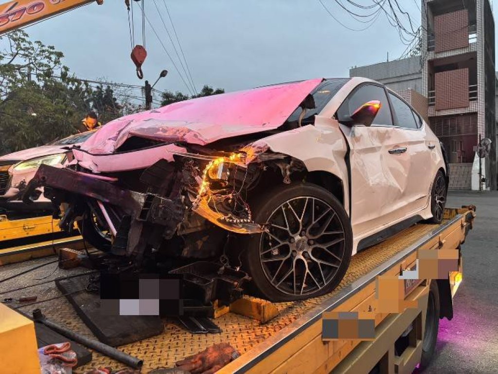 凌晨恍神釀禍！國道1號鼎金路段追撞 女駕駛車被撞翻爬出車外嚇壞