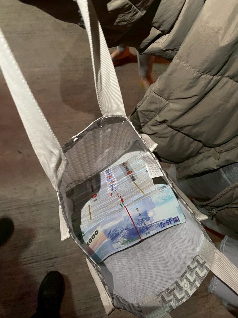 大意！倒垃圾險痛失150萬元　警調監視追查化解虛驚 