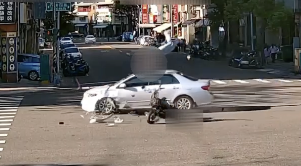 影／驚悚！自小客闖紅燈「騎士被擊飛」　噴2層樓高重摔在地