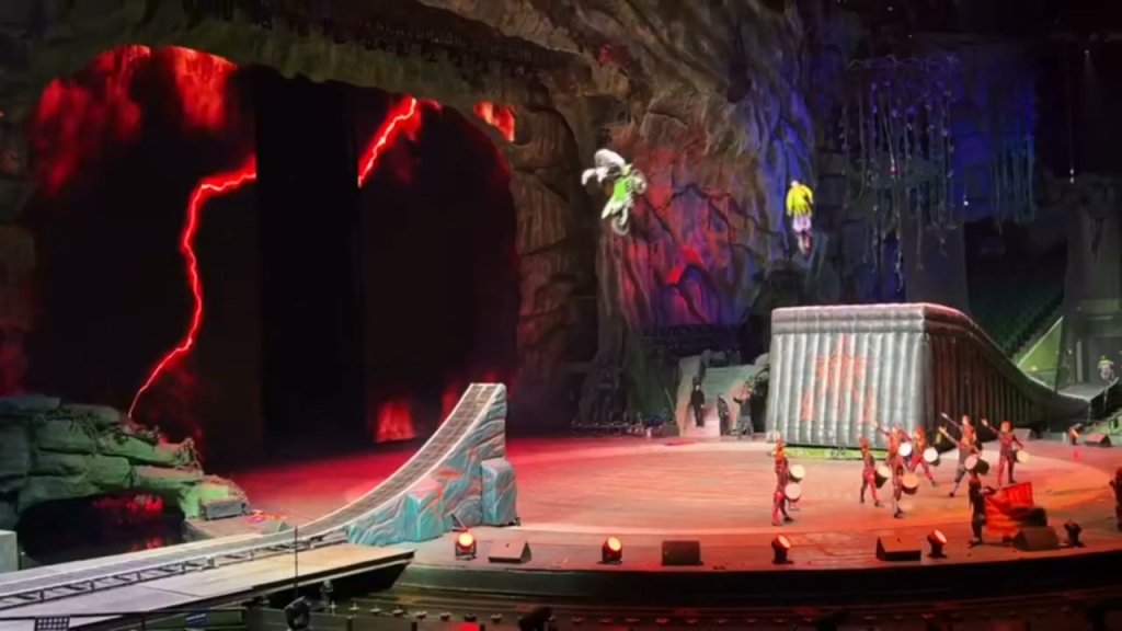 影／高空失誤！浙江馬戲團「極限飛車」騎士摔落氣墊　驚悚彈飛至舞台嚇壞觀眾