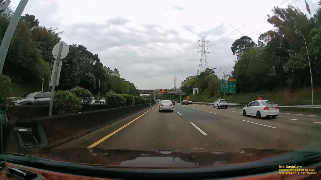 影／超危險！國道驚見「童半身探出天窗吹風看風景」　目擊駕駛：家長到底在想什麼？