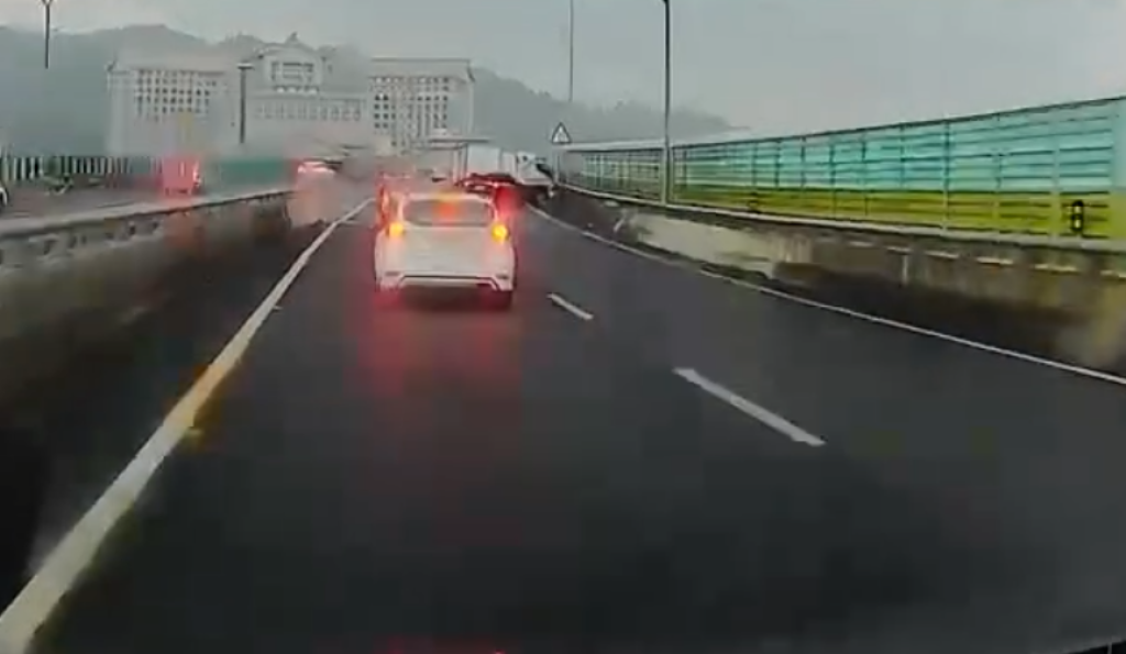 撞擊畫面曝光！疑操作不當失控　國道4號小貨車先撞自小客車再撞護欄