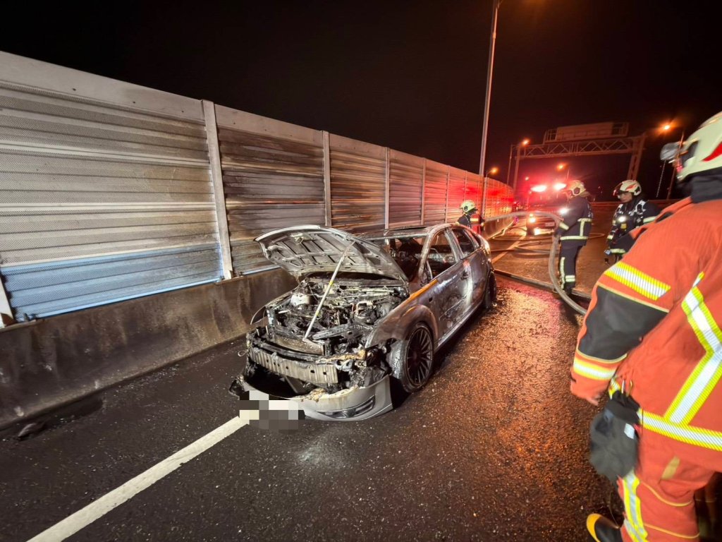 台64線火燒車！駕駛奮勇破窗驚險逃生　沒幾秒「整車變火球」