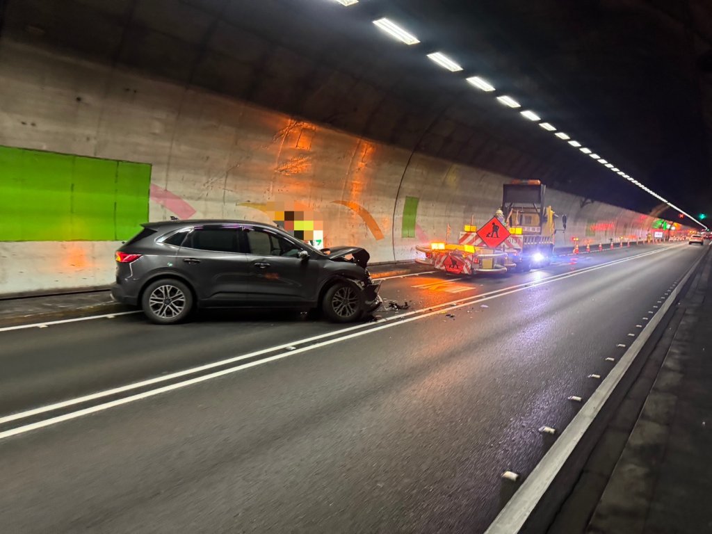 是「輔助」駕駛不是「自動」駕駛！男開輔駕沒看路雪隧追尾緩撞車