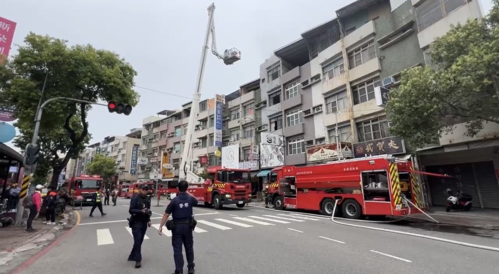 快訊／高雄育英護專旁住宅火警！鄰居聽聞爆炸聲　探頭一看「冒火出煙」