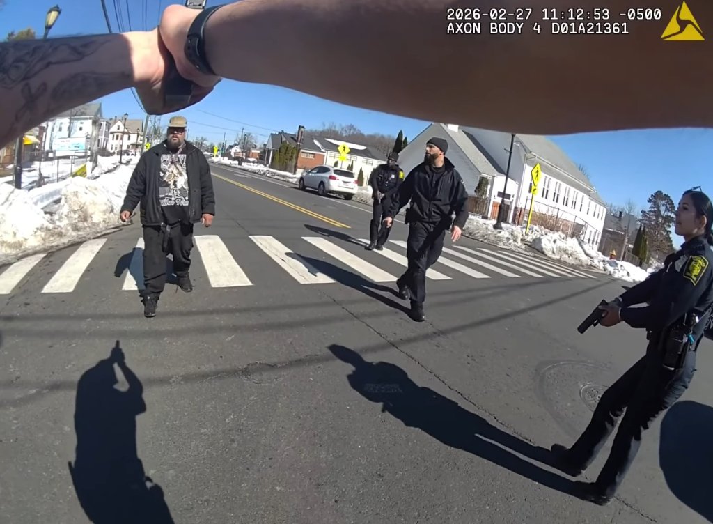 影／男子持刀逼進警「遭連開9槍擊斃」　美國警方公佈執法密錄器影片