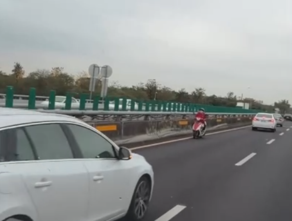 驚險！82歲老婦騎機車誤闖國道內側車道逆向　國道警察緊急攔截載離
