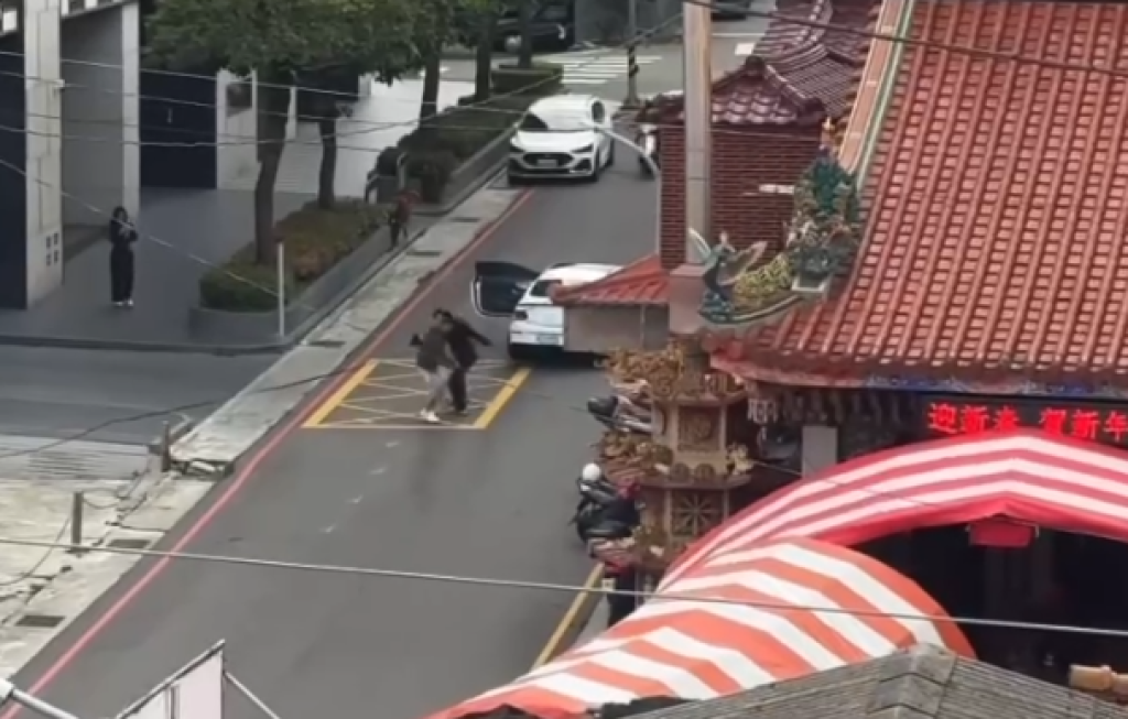 台中街道賽車格鬥畫面曝光！保時捷賓士駕駛債務糾紛　追車衝撞亮刀攻擊警到場逮人送辦