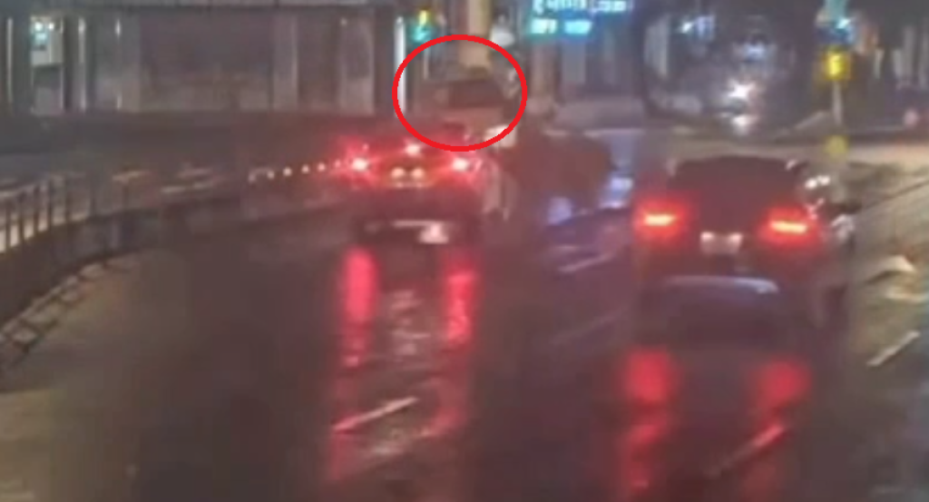 撞擊畫面曝光！大安區74歲翁駕小黃自撞分隔島　稱「一時恍神」