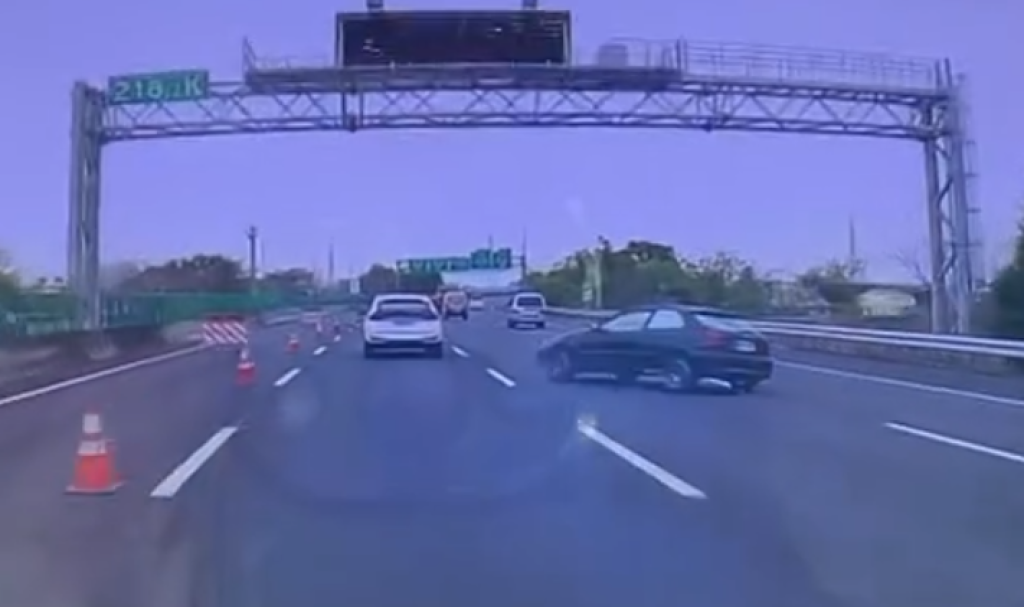 國道3號玩命關頭！自小客突甩尾打轉360度　逆向停中線車道 