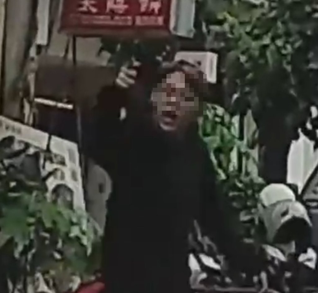 嗆聲畫面曝光！不滿違規併排停車買餅被按喇叭　台中賓士男比手勢幹譙