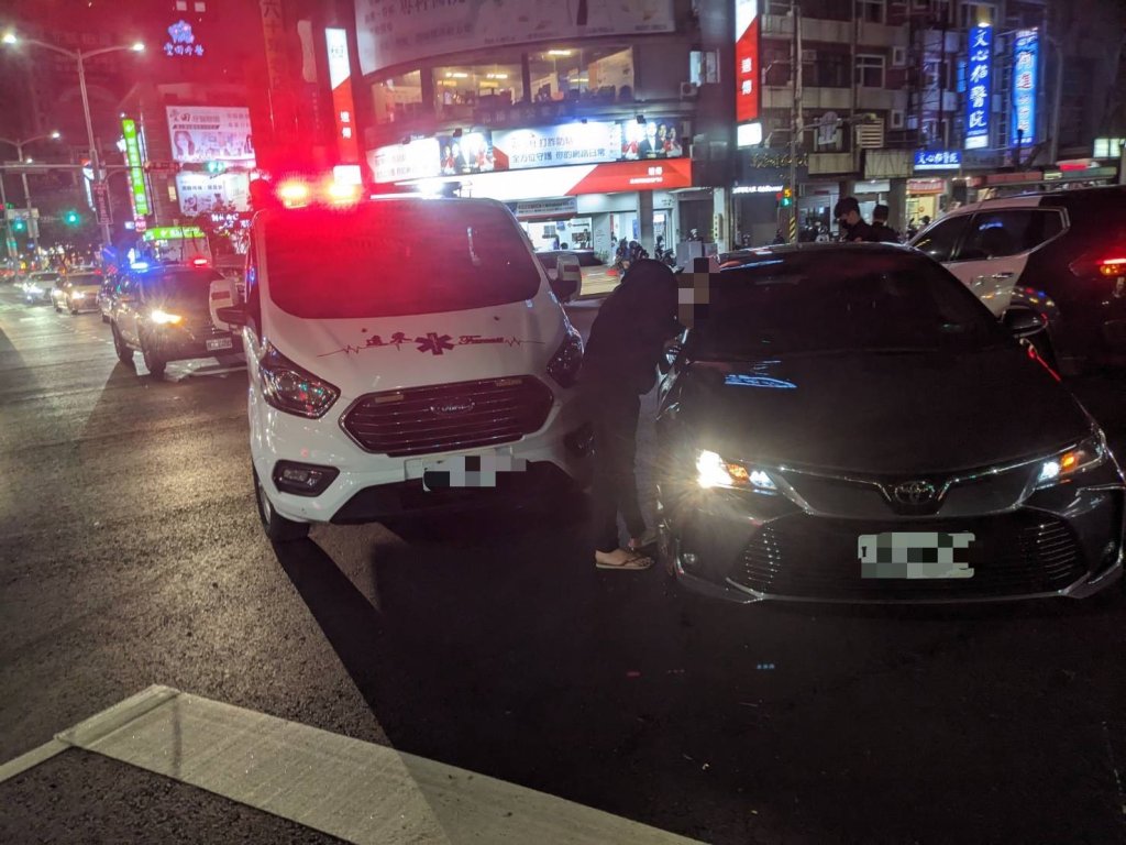 影／鳴笛你還不讓？高雄21歲男擦撞救護車　代價不小