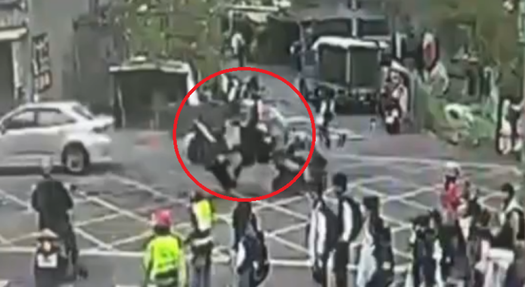 撞擊畫面曝光！台中阿騎機車載放學孫女回家　與另輛機車相撞3人受傷