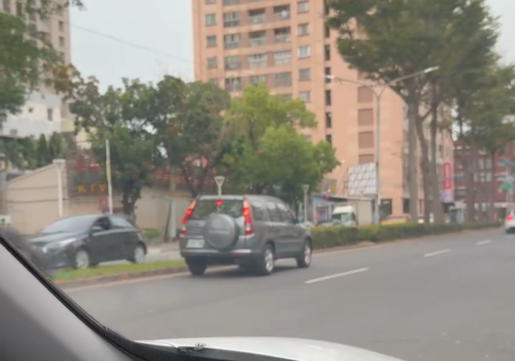 影／高雄三寶！車停內線道「副駕下車到超商」再倒退嚕到店旁接人　目擊駕駛傻眼：駕照去燒一燒