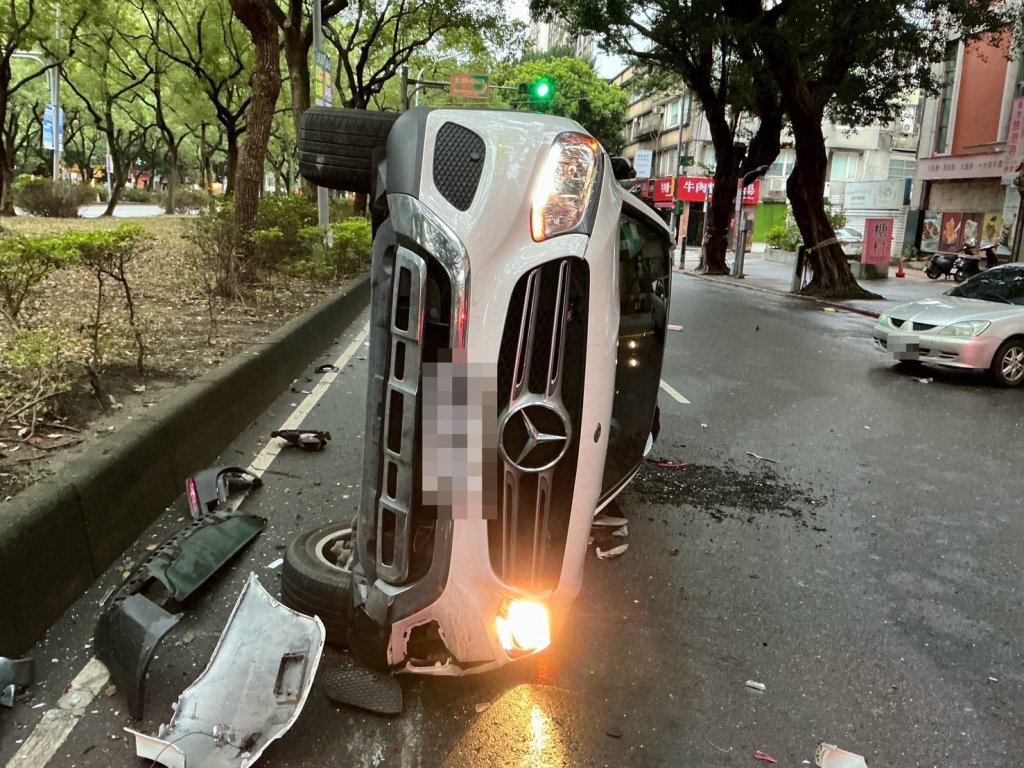 敦化南路連環車禍5車相撞！　賓士車側翻駕駛一度受困