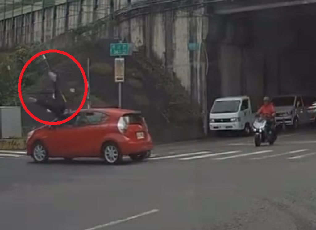 撞擊畫面曝光！　台中神岡轉彎自小客車撞飛機車騎士