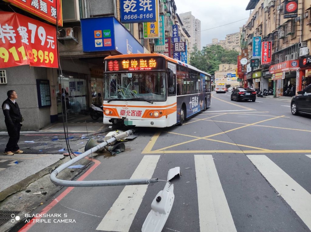 閃前方突然停下自小客車肇事！　台北客運新店撞斷電燈桿