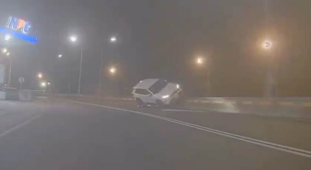 撞擊畫面曝光！「閃避不明物體」肇事　鶯歌自小客車連撞兩次分隔島駕駛受傷