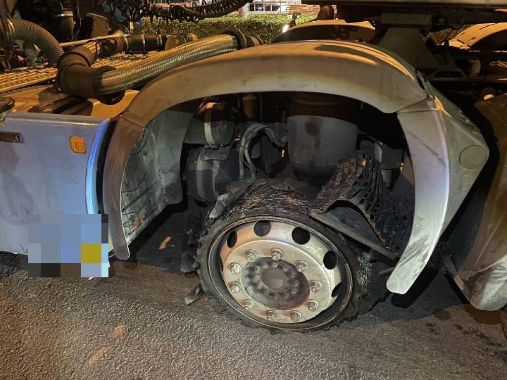 國道半聯結車爆胎釀禍！　害16車撞擊受損