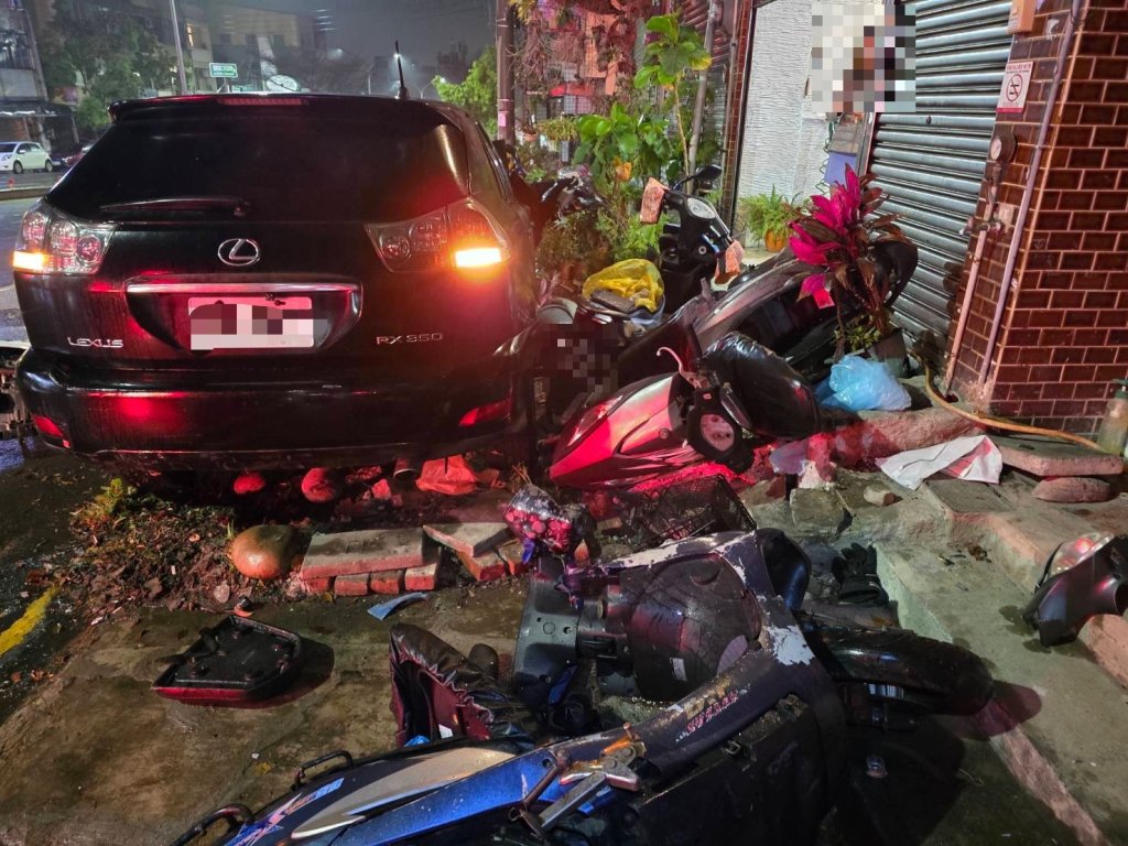 台中沙鹿肇逃車禍！自小客車撞11車逃逸　警掌握駕駛身分追緝中