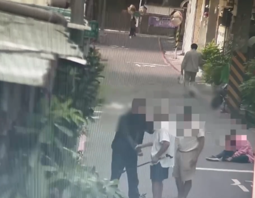 影/女喝醉跌倒、求救沒人應 男怒砸花盆與人拉扯遭警壓制