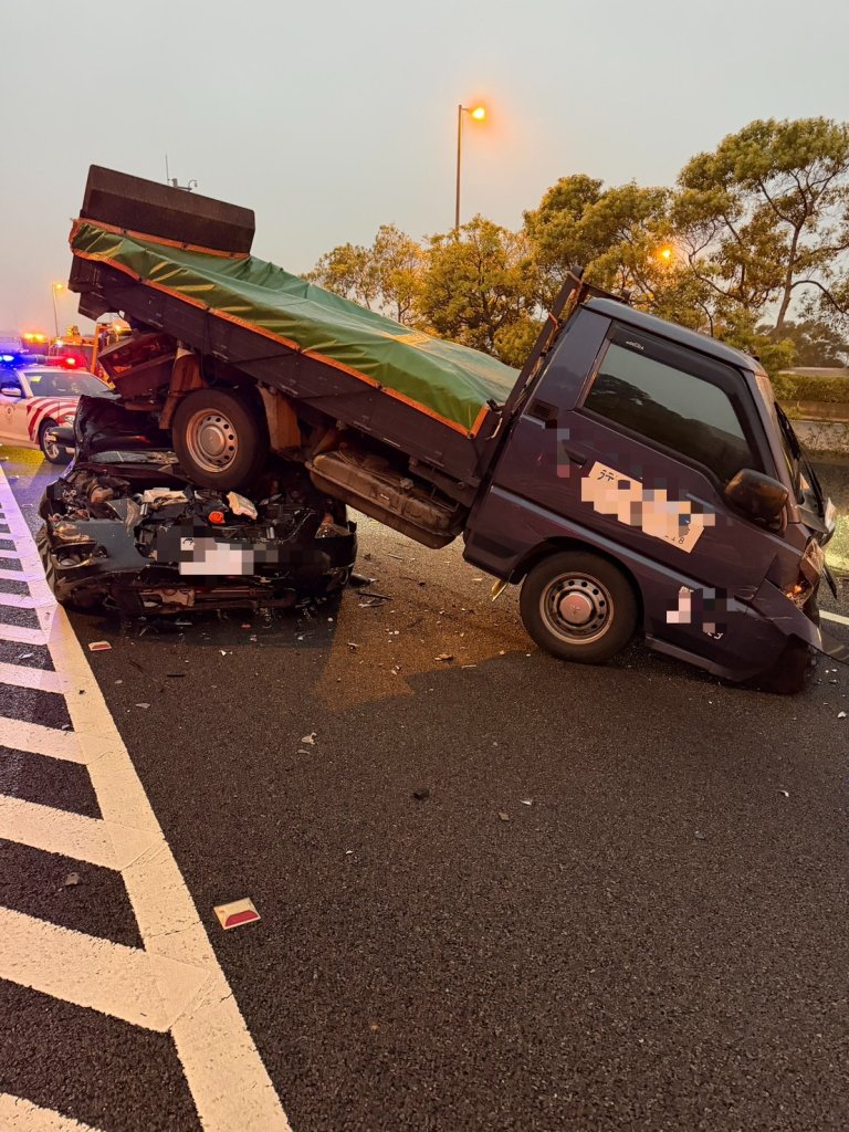 自小客車鑽貨車車底！　國道3號大甲路段3車相撞釀3傷