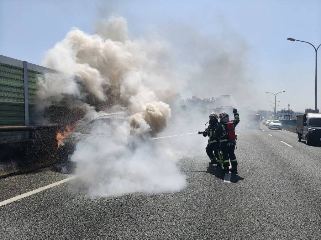 台74線火燒車！　火勢猛烈濃煙沖天