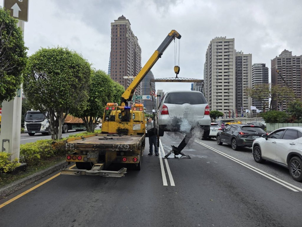 影/就差這3秒！男子開車滑手機衝對向 車頭全毀黑煙直竄 還被當場開罰
