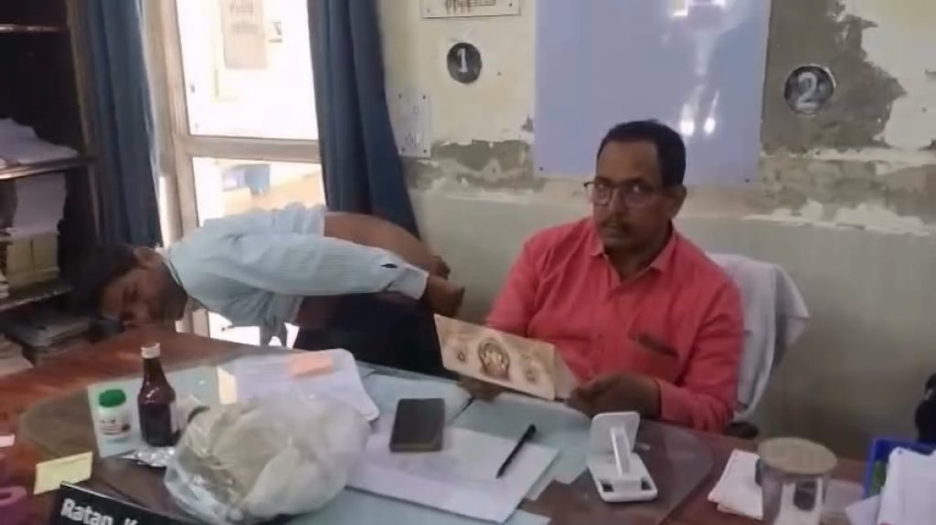 影／印男痔瘡手術請假遭拒！上司要求提供證明　火大衝辦公室「脫褲掰開屁股」給他看