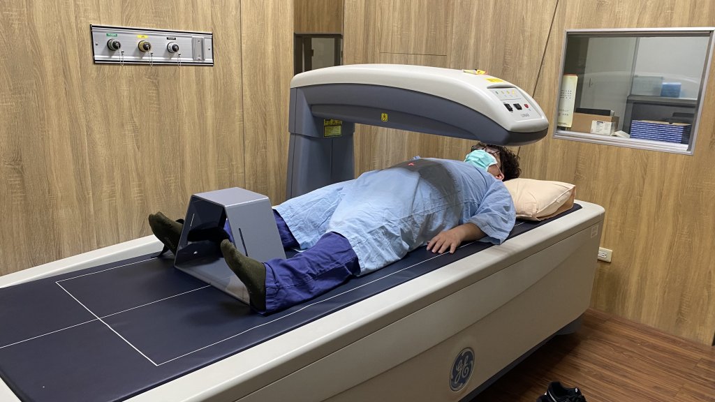 50歲婦人全身痠痛，服用「龜鹿二仙膠」改善 醫師提停經及喝重咖啡者應留意