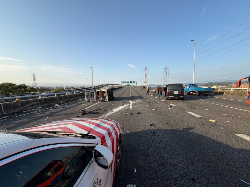 國道3號6車相撞1車翻覆！　6人受傷送醫