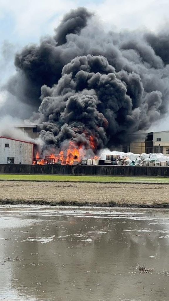 彰化塑膠工廠火警火勢猛烈！　濃煙蔽空刺鼻塑膠味臭翻天