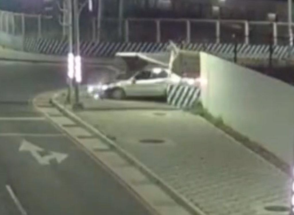  肇逃過程全都錄！新莊自小客車撞破工地圍籬落跑　車牌掉落現場