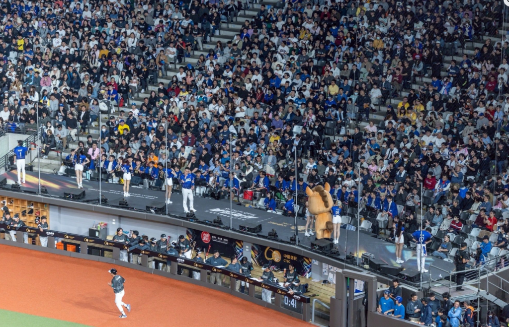 離譜！大巨蛋台日棒球交流賽　總統維安人員竟溜進休息室偷簽名球