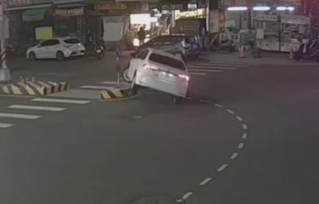 撞擊畫面曝光！　沙鹿自小客車轉彎撞行人庇護島