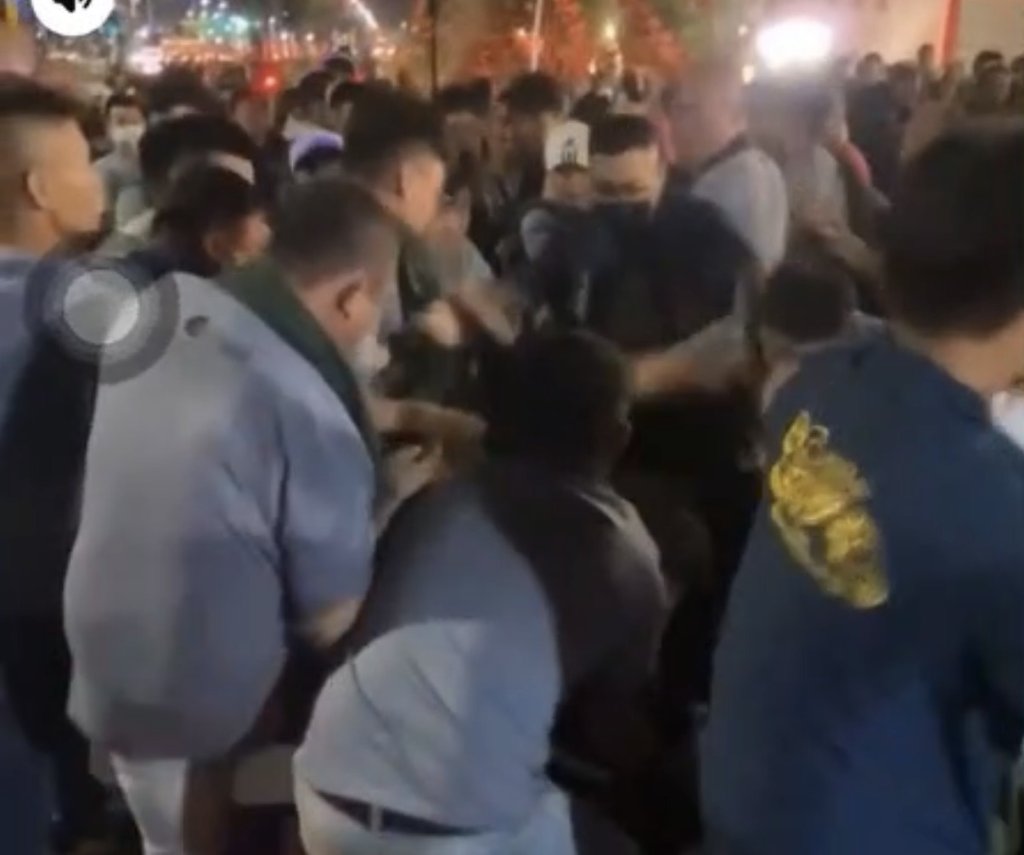 快訊／高雄廟會出事了！1屁孩騎車「挑釁警察」十多人協助圍捕