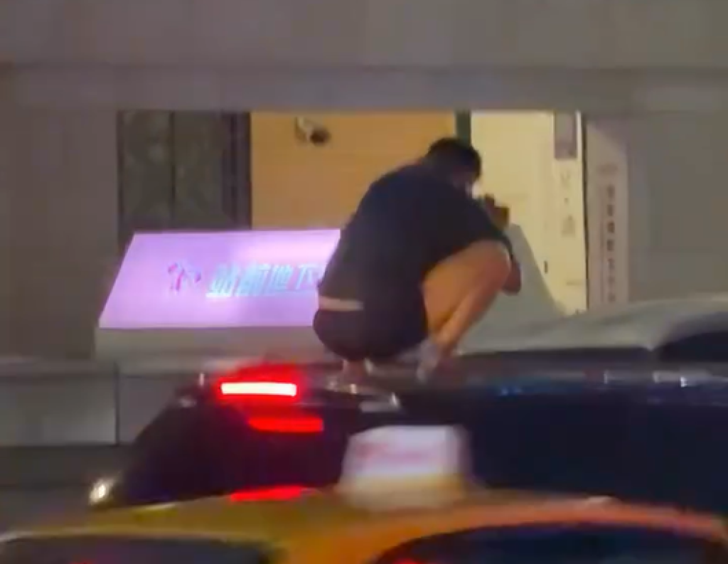 影／男疑吸毒沒穿褲「北車旁亂晃」　攔車後爬上車頂狂鬧