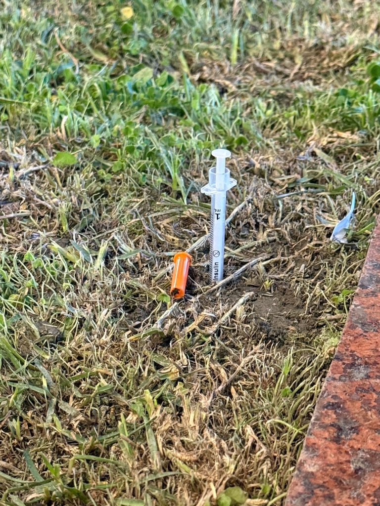 嗨到失控?北車旁男穿內褲狂奔貼車窗騷擾 花圃驚現針筒驗出安非他命