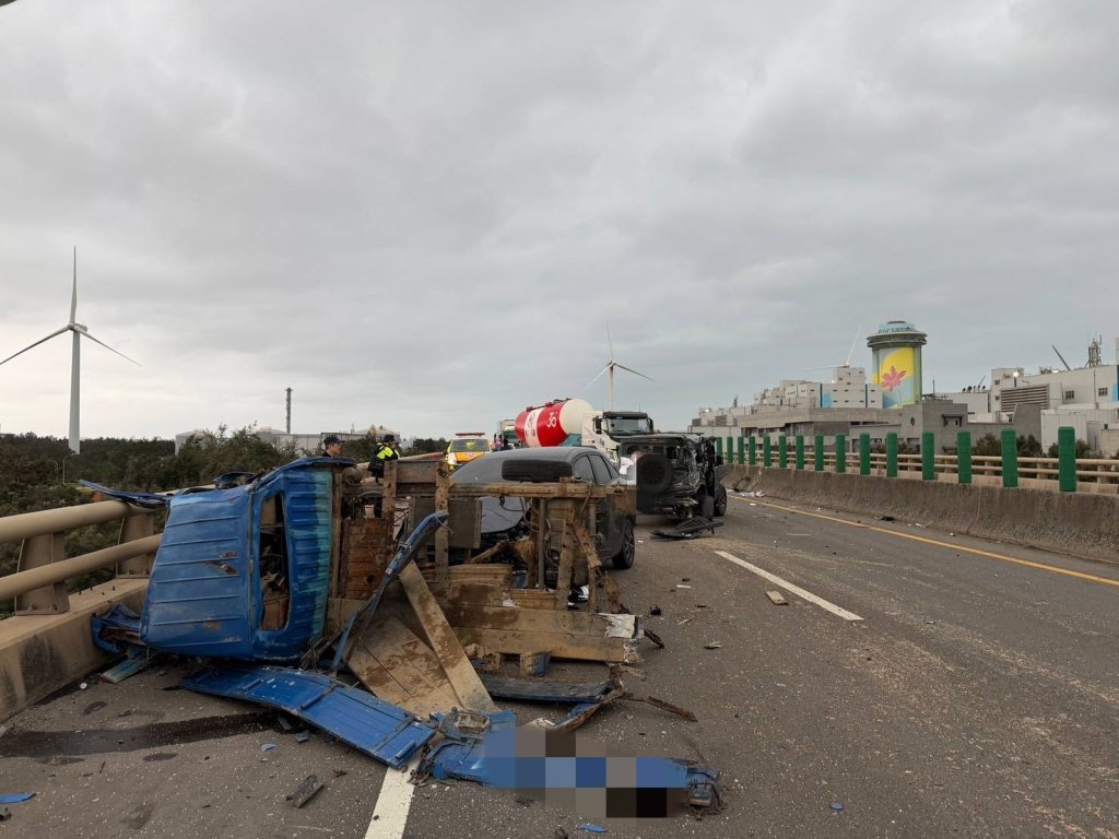 台61線觀音路段5車追撞！　4人受傷送醫
