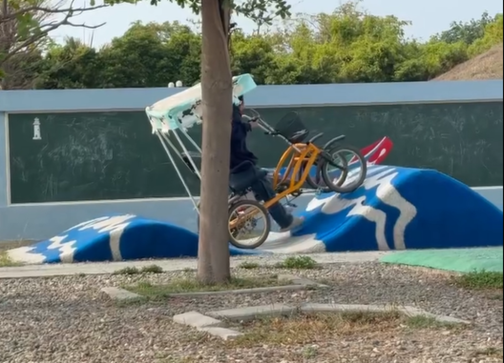 影／協力車玩極限運動？男騎上彩繪波浪坡　下秒翻覆尷尬爬出