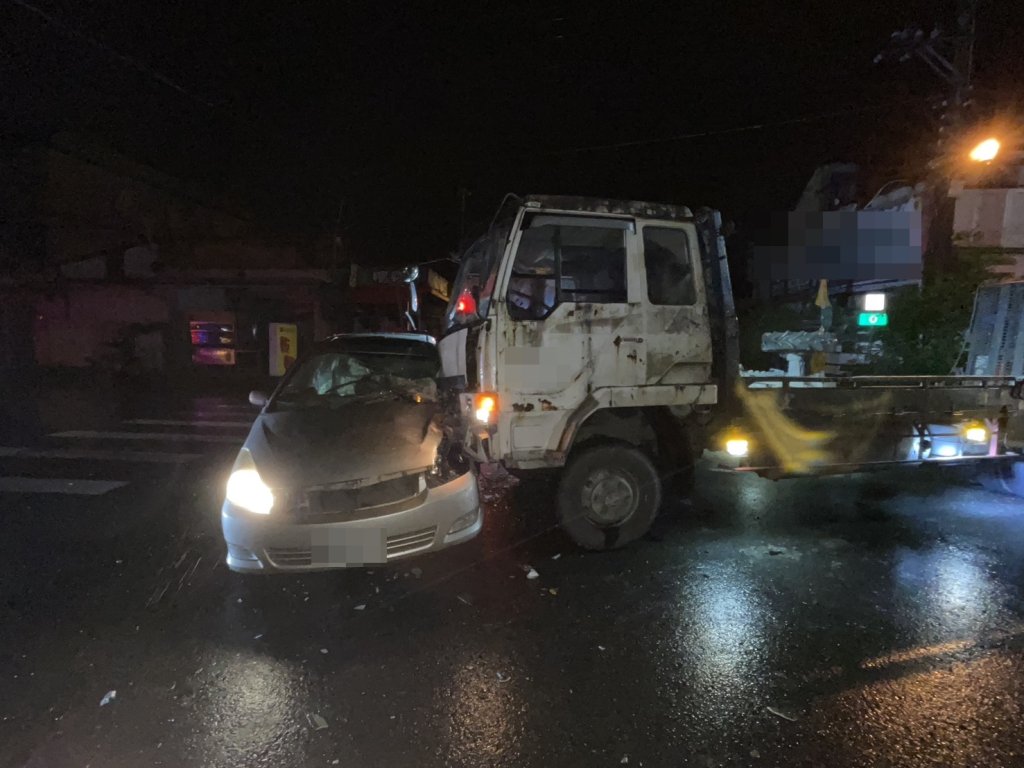 宜蘭三星深夜猛撞　大貨車噴出巨大「耕耘機」小客車車頭爛毀