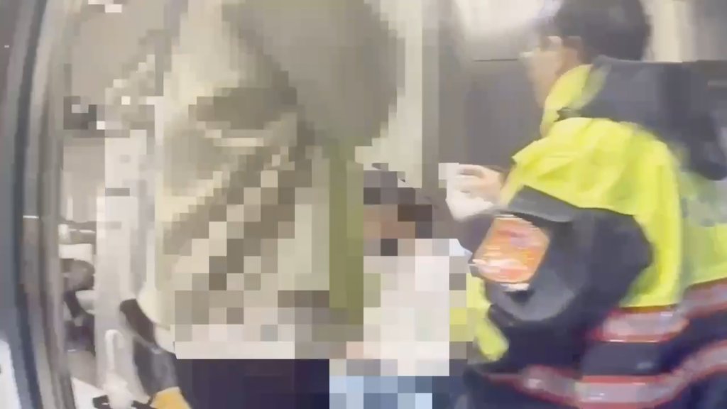 檢舉人行道違停險遭撞　囂張男下車「撞胸」母女加告性騷