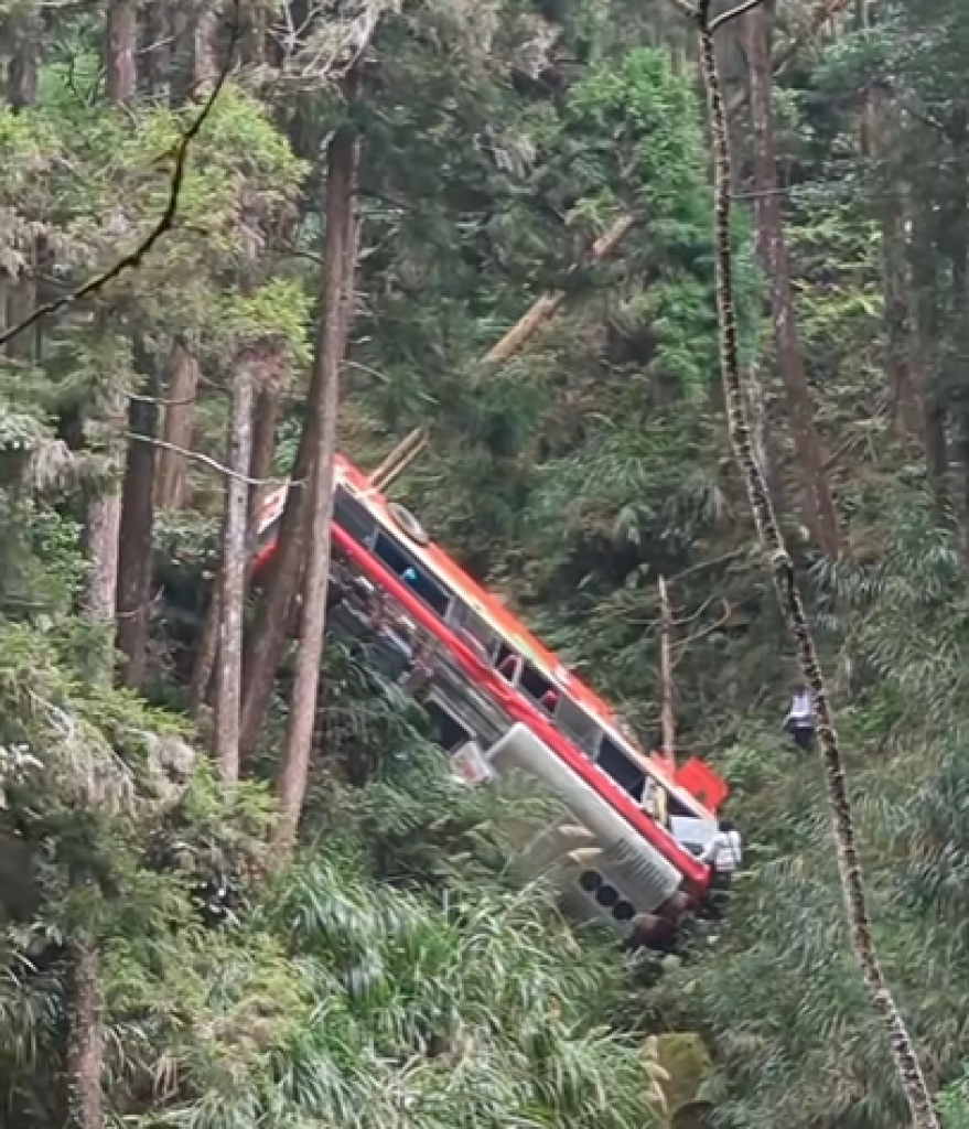 影/杉林溪遊園車衝破護欄墜谷40公尺 司機撞山壁擋不住釀1死7傷