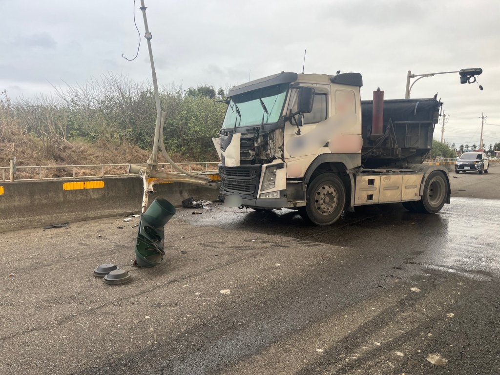  彎腰撿手機釀禍！　苗栗苑裡聯結車失控撞號誌桿