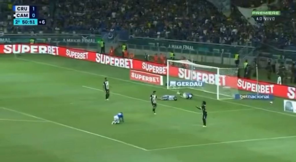 影／大規模鬥毆！巴西足球決賽2隊衝突「23球員領紅牌」　警方介入控制場面