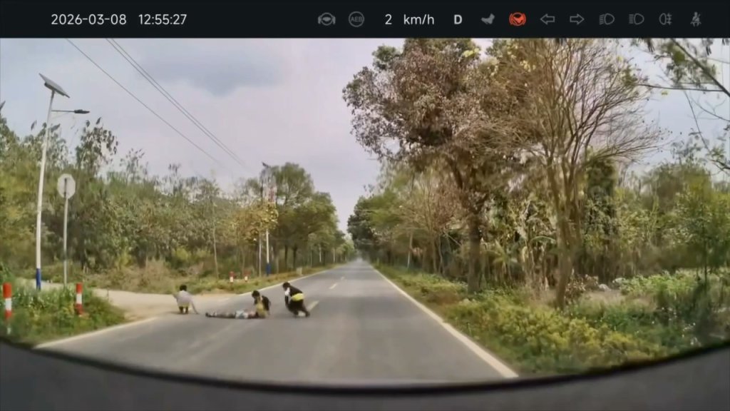 影／馬路當客廳！陸4孩童排排躺「扮人肉減速丘」　駕駛緊急煞車險釀悲劇