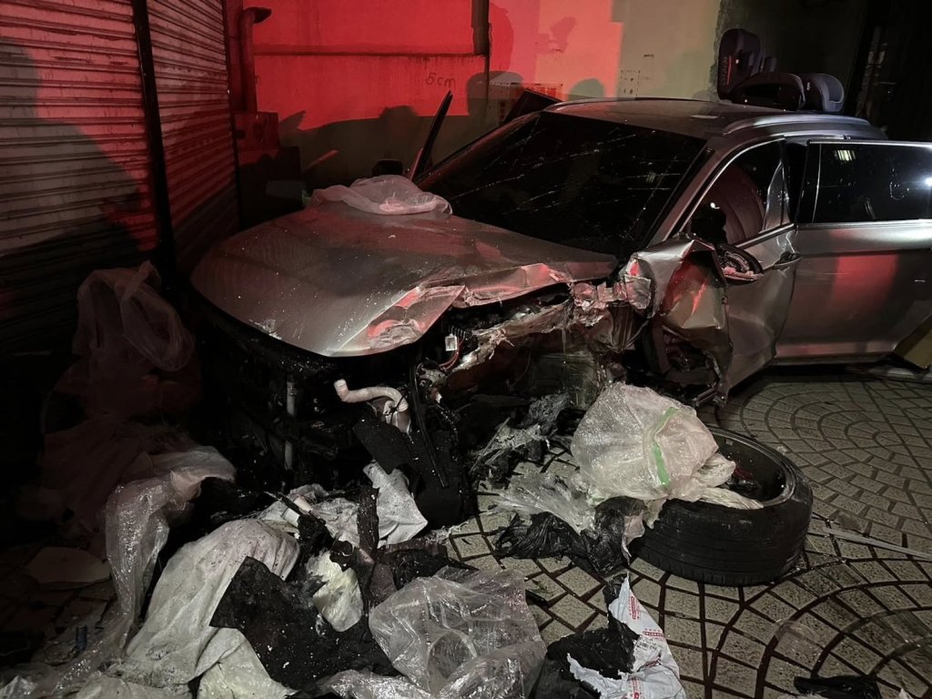 疑酒駕惹禍！彰化員林一車狂掃10機車、車頭全毀輪子飛出