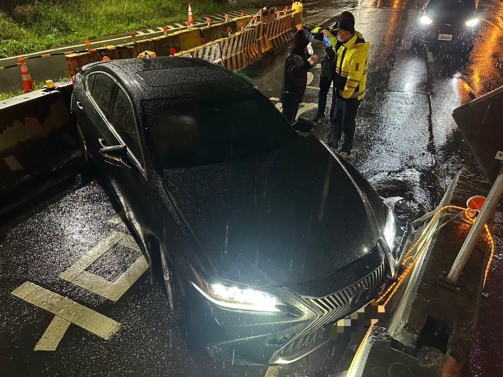 雨夜驚魂！開Lexus跑機場接送　運將自撞分隔島橫擋五股匝道